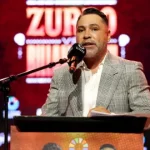 Óscar de la Hoya dice que un boxeador como Crawford es letal para Canelo Álvarez, una revancha sería el fin de Canelo.