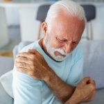 Cómo combatir la sarcopenia, la pérdida progresiva de masa, fuerza y función muscular, común en el envejecimiento