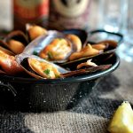 Cómo hacer mejillones al vapor: la receta clásica, con un toque de pimentón