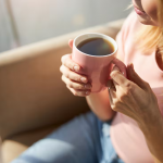 Cuáles son los beneficios de tomar café y qué consideraciones se deben tener al hacerlo, según especialistas