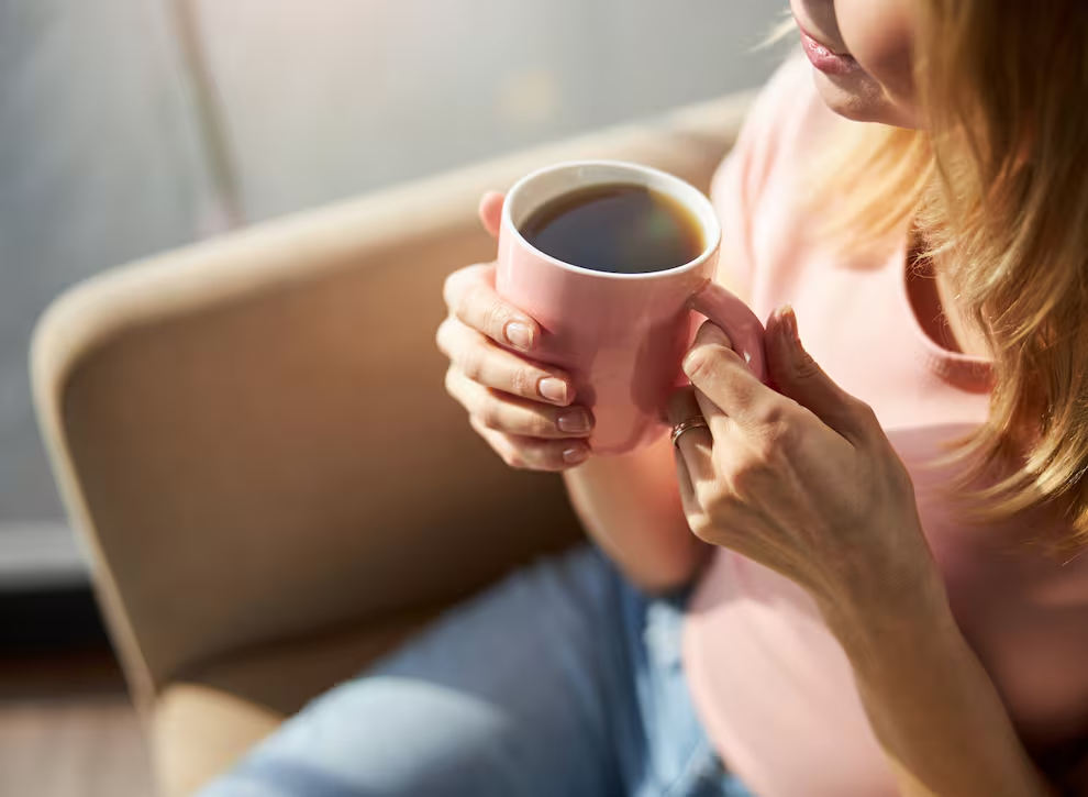 chica con cafe